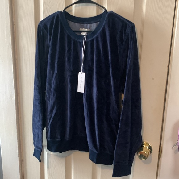 Athletic/Casual Outfit - Picture 2 of 8